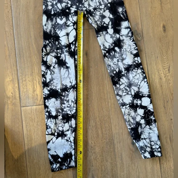 Peach leggings with compression at waist and sides. Size M. Black & white marble - Picture 7 of 7